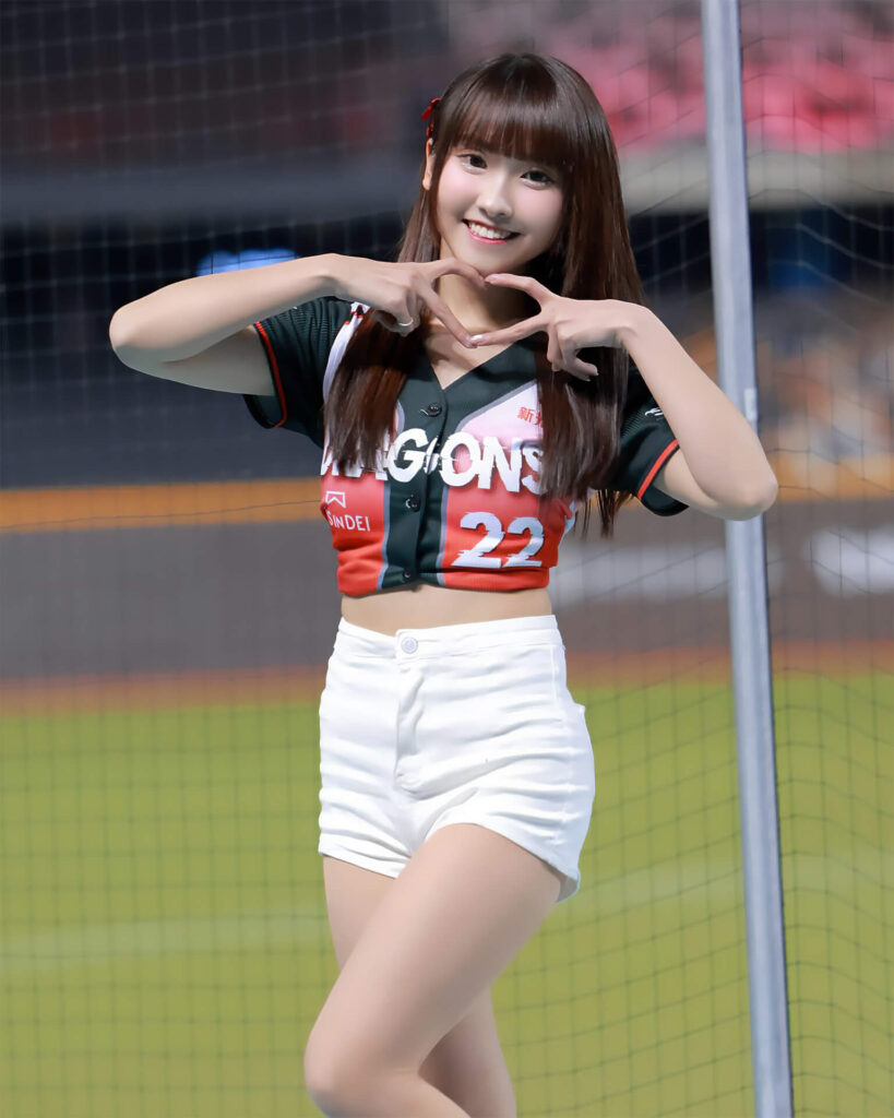 CT AMAZE 璦昀,味全龍啦啦隊 Dragon Beauties 小龍女成員。